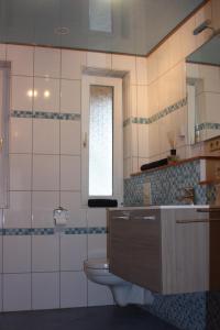 ブランケンハインにあるLindenstubeのバスルーム(トイレ、洗面台付)、窓が備わります。