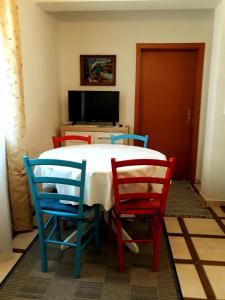 TV a/nebo společenská místnost v ubytování Apartments Vrisak