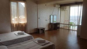 Llit o llits en una habitació de Hotel Kvariati Nugo