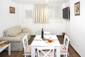 sala de estar con mesa blanca y sofá en Apartments Miraflores, en Split