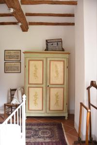 un armario verde en una habitación con alfombra en Molino di Amarrante, en Montaione