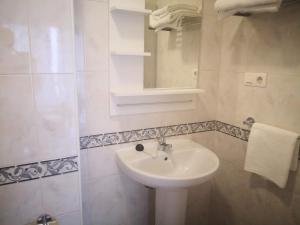 Ένα μπάνιο στο Apartamentos El Barrio +51 φωτογραφίες