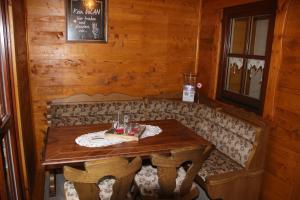 a wooden booth with a table in a cabin at Ferienhaus Wolfs-Revier in Drognitz +7 photos