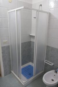 W łazience znajduje się prysznic, toaleta i umywalka. w obiekcie Casa Vacanze Res Publica Domus w mieście Avetrana