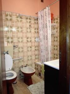 アルジェズールにあるArrifana Summer Flatのバスルーム(トイレ、洗面台、バスタブ付)
