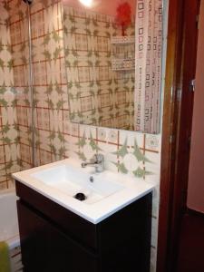 een badkamer met een wastafel en een bad bij Arrifana Summer Flat in Aljezur