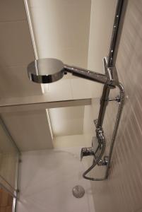 y baño con ducha y elementos metálicos. en Margaret Apartments, en Cracovia 32 fotos más