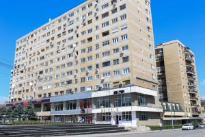 a large building on the corner of a street at Apartament CENTRAL 1 in Drobeta-Turnu Severin