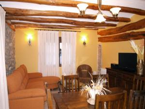 A television and/or entertainment centre at Apartamentos turísticos La Fuensanta