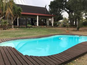 
The swimming pool at or close to Cheetah Lodge Guest House
