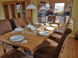 einen Holztisch mit Stühlen und ein Esszimmer in der Unterkunft Ferienhaus Kozian in Kühlungsborn