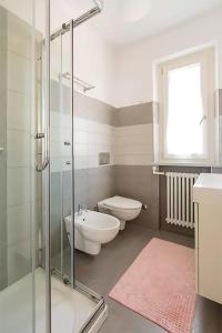 uma casa de banho com um chuveiro, um WC e um lavatório. em Casa dei Marmi - in Toscana 10 min dal mare em Massa