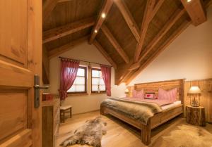 Rúm í herbergi á Luxus Ferienhäuser Chalets zum Ilsetal mit Kamin & Sauna in Ilsenburg im Harz
