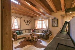 ein Wohnzimmer mit einem Sofa und einem Tisch in der Unterkunft Luxus Ferienhäuser Chalets zum Ilsetal mit Kamin & Sauna in Ilsenburg im Harz in Ilsenburg