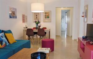 - un salon avec un canapé bleu et une table dans l'établissement Athenian Apartment, à Athènes