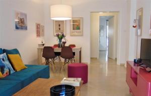 Televízia a/alebo spoločenská miestnosť v ubytovaní Athenian Apartment