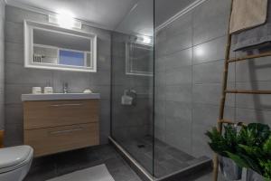 Kúpeľňa v ubytovaní Athenian Apartment + 29 fotografií