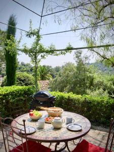een tafel met eten en een grill op een patio bij L'Atelier in Vence