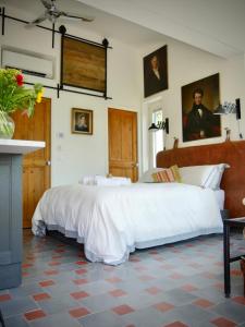 ein Schlafzimmer mit einem großen weißen Bett in einem Zimmer in der Unterkunft L'Atelier in Vence