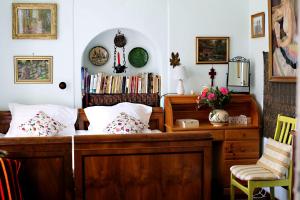 a room with a bed and a desk with pillows at Casa Memoriala George Stephanescu in Căpăţîneni-Ungureni +41 photos