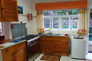 Kuchyň nebo kuchyňský kout v ubytování Hibiscus House Seychelles Self Catering