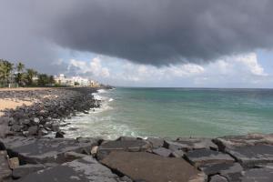 - Vistas al océano desde las rocas de la playa en Micasa Hostels, en Pondicherry