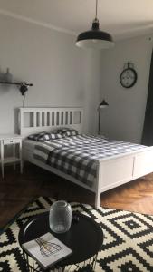 Schlafzimmer mit einem Bett und einem schwarzen und weißen Teppich in der Unterkunft Loft Studio in Giżycko