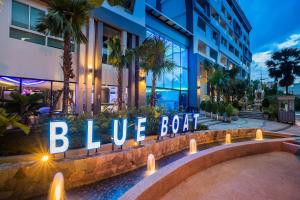 una señal de perno azul frente a un edificio en Blue Boat Design Hotel en Pattaya North