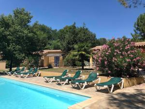 The swimming pool at or close to Le Clos des Cigales