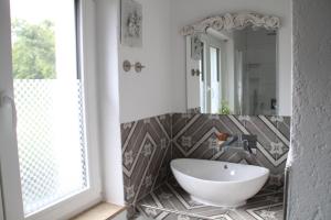 bagno con lavandino bianco e specchio di Apartment Rheingold a Bayreuth