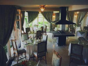 A restaurant or other place to eat at Auberge des Cascades Imouzzer - Paradise Valley