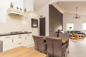 Кухня или мини-кухня в Lenthe Farm Lodge
