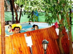 un groupe de personnes dans une piscine dans l'établissement Hadar Bakfar, à Yessud Haméala