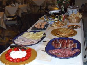 une table avec de nombreuses assiettes de nourriture dans l'établissement Hotel Floridiana, à Amalfi