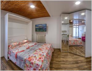 - une chambre avec un grand lit et une douche à l'italienne dans l'établissement Monolocale “Sale & Pepe”, à Gravedona