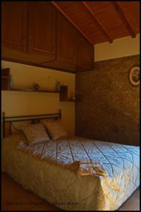 ein Schlafzimmer mit einem Bett in einem Zimmer in der Unterkunft Castelo Cottages in Castelo Novo
