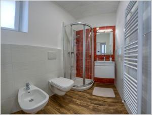 La salle de bains est pourvue d'une douche, de toilettes et d'un lavabo. dans l'établissement Monolocale “Sale & Pepe”, à Gravedona