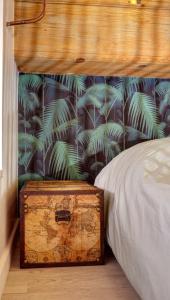 Ένα ή περισσότερα κρεβάτια σε δωμάτιο στο La Casa Jungle - Spa - Lyon Centre, Pentes de la Croix Rousse