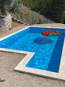 Bazén v ubytování Holiday home Gandalj_2 nebo v jeho okolí