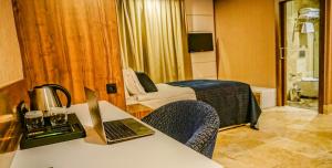 TV a/nebo společenská místnost v ubytování Extenso Hotel