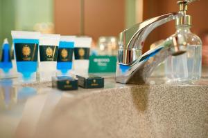 blat w łazience z umywalką, szczoteczkami do zębów i kranem w obiekcie Baron Boutique Hotel w Jeleniej Górze