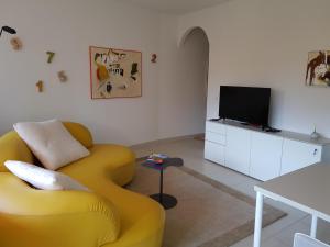 ロゾネにあるGRETA 29のリビングルーム(黄色のソファ、テレビ付)