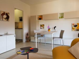 un soggiorno con tavolo e sedie bianchi di GRETA 29 a Losone