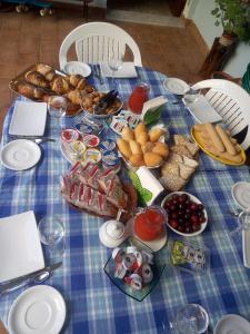 een tafel met een blauwe schotel eten erop bij I tre scalini in Stintino