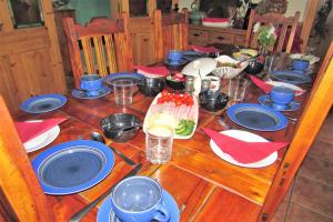 una mesa de madera con placas azules y rojas. en Breacan Cottage B&B, en Kinvara