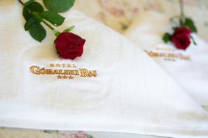 a red rose sitting on top of a white napkin at Hotel Góralski Raj in Nowy Targ