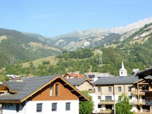 a small town with mountains in the background at Les Alpines appartement , 70m2 in Bourg-Saint-Maurice