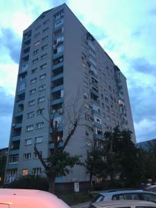 Afbeelding uit fotogalerij van Spacious modern apartment in peaceful neighborhood in Skopje