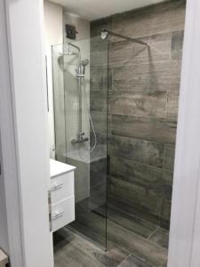 W łazience znajduje się szklana kabina prysznicowa i umywalka. w obiekcie Guesthouse Montex w Sutomore