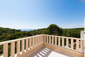 balkon z widokiem na ocean w obiekcie 8-bedroom Villa Bianca with Sea View and Pool Table w mieście Premantura